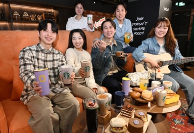 美 시트콤 '프렌즈' 입은 스타벅스···한정 메뉴·굿즈 공개