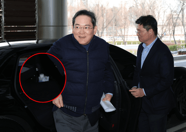 이제 ‘이재용 음료’도 나왔다...“회장님이 쓰면 신뢰가 간다” 차 안에 포착된 ‘이것’도 완판되나