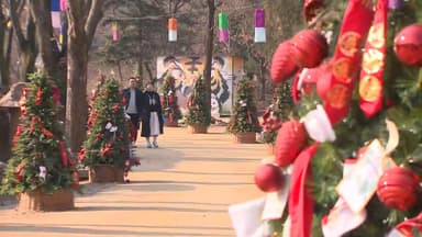 민속촌에 나타난 산타…휴일 나들이객 북적