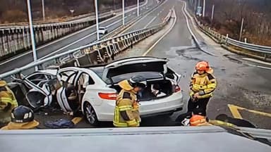 거창서 승용차 가드레일 들이받아…3명 사망·1명 중상