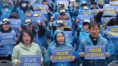 제주항공 여객기 참사 1주기 앞두고 유족들 빗속 추모