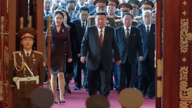 김정은, 새해 첫 현장 행보…온실농장 건설 청년들 격려