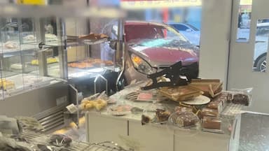 강릉서 승용차 상가 건물에 돌진…행인 1명 부상