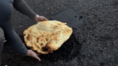 구멍난 도로 '난'으로 메꾼 카레집 사장님…"자동차가 지나가도 거뜬"