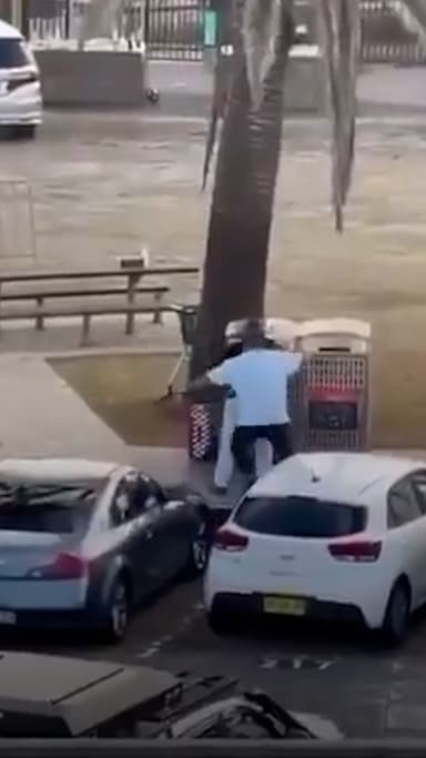 호주 해변서 총격, 12명 사망…시민영웅 맨 손으로 제압했다