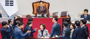 나경원 마이크 수차례 끈 우원식, 61년 만에 필리버스터 강제 중단