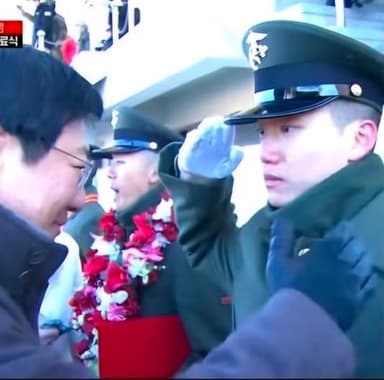 해병대 입대한 박정희 장손, 수료식서 아버지에게 눈물의 경례