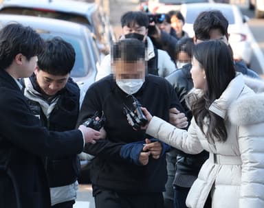 120억원 '로맨스스캠' 부부 울산 압송…구속영장 신청 방침