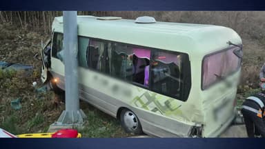 도로 이탈한 교회 버스가 표지판 들이받아...9명 부상