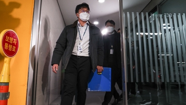 이틀째 쿠팡 압수수색...전직 직원 피의자 적시