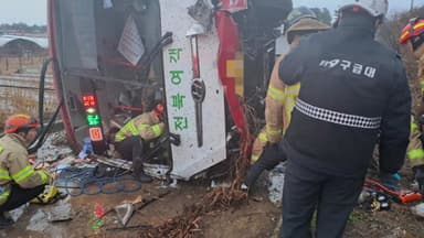 정읍서 시외버스 가드레일 뚫고 추락...4명 다쳐