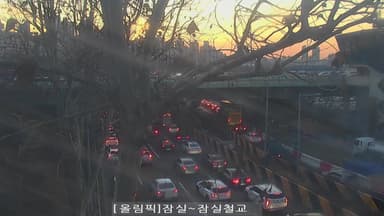 서울 잠실 공사장서 크레인 넘어져..."매몰자 1명 심정지 추정"