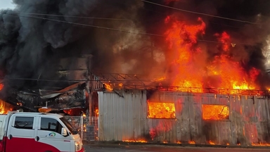 충남 천안 자동차 정비업체 화재...검은 연기 치솟아