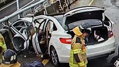 승용차 가드레일 들이받아...3명 심정지·1명 중상