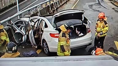 승용차 가드레일 들이받아...3명 사망·1명 중상