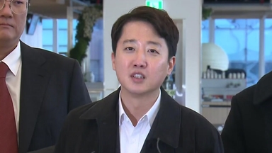 '공천개입 의혹' 이준석 특검 출석..."윤과 공범 엮기는 무리"