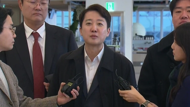 '공천개입 의혹' 이준석 특검서 9시간여 조사..."윤 전 대통령 대해 성실히 진술"