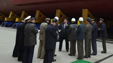 북, 핵잠수함 첫 공개...김정은 "한국 핵잠 반드시 대응"