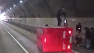 중부내륙고속도로 조곡터널 화물차가 앞선 SUV 추돌