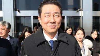 '김병기 금품 수수 탄원서' 전직 구의원 경찰 출석