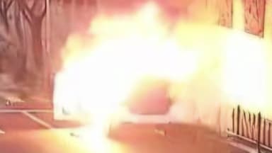 달리던 승용차에서 불나 전소..."인명 피해 없어"