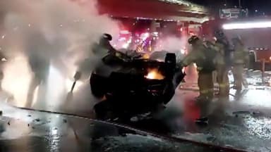 인도 연석 들이받고 뒤집힌 승용차에 불...2명 중상