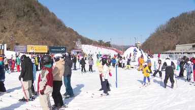 새하얀 눈꽃 내려앉은 덕유산...스키장도 '북적'