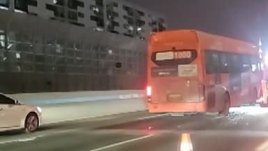 차선 바꾸던 화물차, 버스와 '쾅'...한때 퇴근길 정체