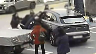 차에 깔린 여성 구한 시민 영웅들...'힘 모아 번쩍'