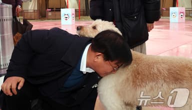 "외로움 견디게 하고 행복감 주는 반려동물…소중하게 생각해야"