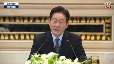 李대통령, 언론과도 '생중계' 소통…'깜짝' 방문해 65분간 웃으며 오찬간담회