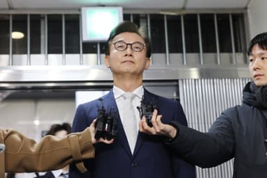 '정교유착 의혹' 전재수, 경찰 출석해 "불법적 금품수수 없었다"