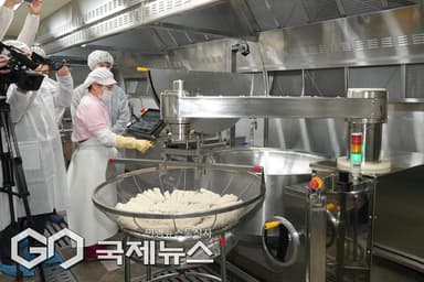 전국 최초 '제주형 조리로봇' 공개…"고온·조리흄 걱정 덜었다"