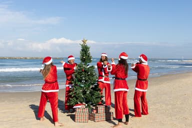 이스라엘관광청, 산타가 서핑하는 텔아비브 연말