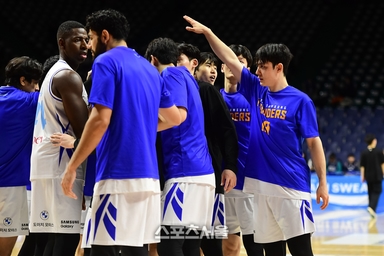 “이게 팀인가?” 생중계에 포착된 벤치 내분... 서울 삼성, 안에서부터 무너졌다